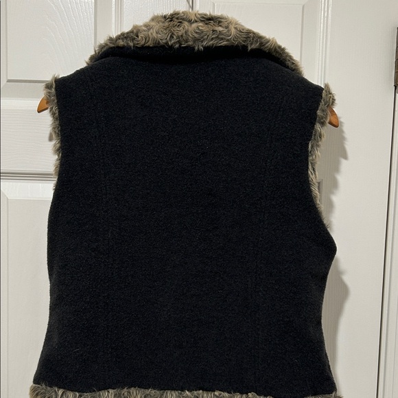 Fjall Faux Fur Swirl Pattern Reversible Vest - Picture 4 of 7